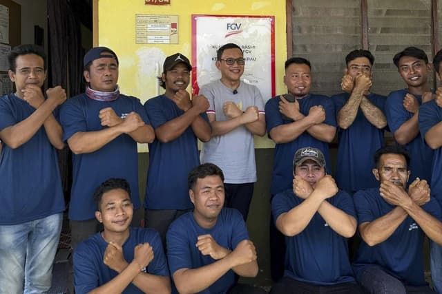 Aksi Menteri P2MI Panen Sawit di Malaysia: Bukan Sekadar Blusukan, Tapi Pahami Realitas PMI